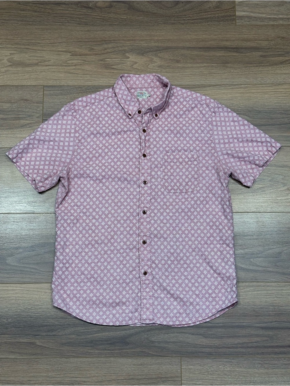 Faherty Short Sleeve Button Down in Pink/White Geometric Pattern Size Large